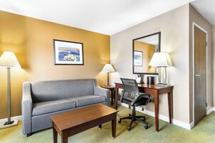 Suíte, 1 cama Queen, para não fumantes, geladeira e micro-ondas (with Sofabed) | Escrivaninha, ferros/tábuas de passar roupa, Wi-Fi de cortesia