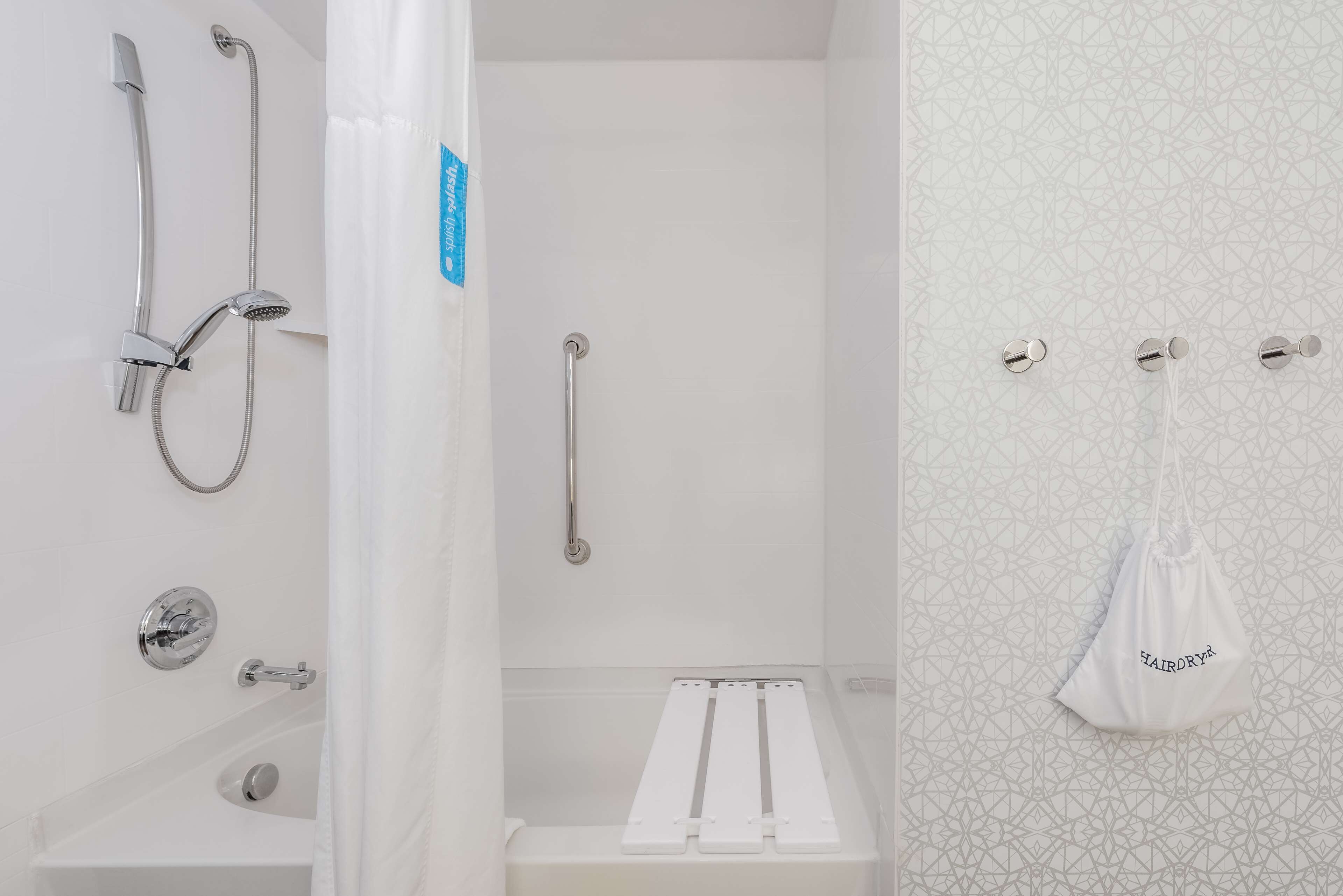 Een badkamer met een douche, toilet en een bidet.