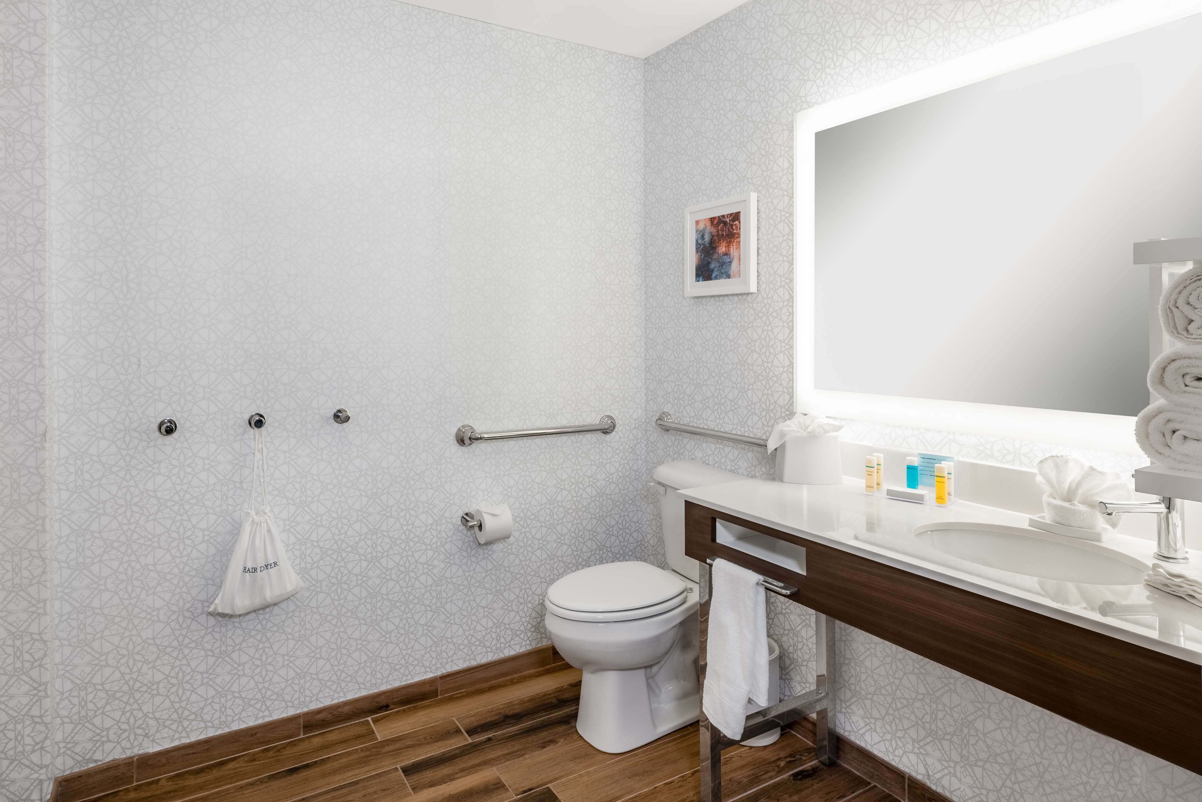 studio, accessible, non smoking | bathroom | hair dryer, towels, soap, shampoo