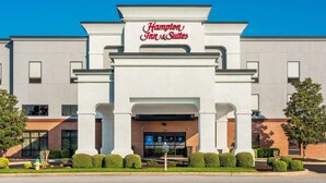 A Hampton Inn & Suites building with a modern facade, large entrance, and well-maintained landscaping. - Hampton Inn & Suites Hopkinsville (Hopkinsville)