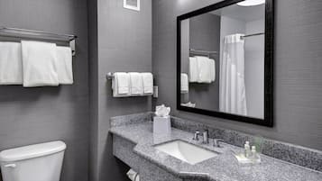 Combined shower/tub, free toiletries, hair dryer, towels