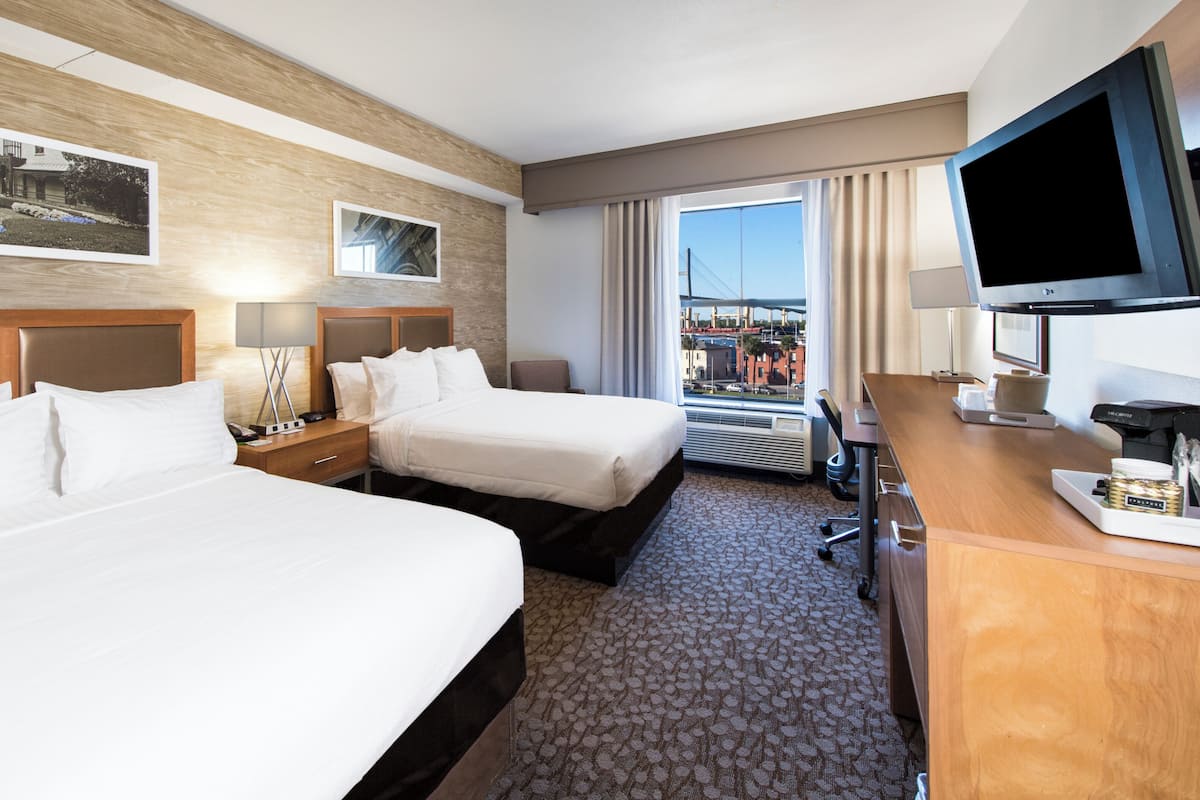 Lit avec matelas Ă plateau-coussin, bureau, rideaux dâobscurcissement