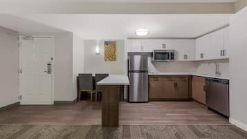 Suite, 2 habitaciones, accesible para personas con discapacidad, cocina (2 Bathrooms) | Escritorio, sistema de insonorización, tabla de planchar con plancha
