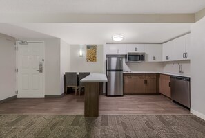 Suíte, 2 quartos, acessível, cozinha (2 Bathrooms) | Escrivaninha, quartos à prova de som, ferros/tábuas de passar roupa
