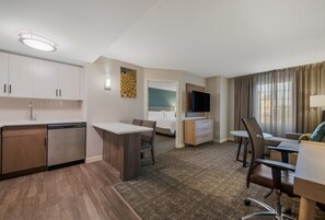 Escritorio, sistema de insonorización y tabla de planchar con plancha 