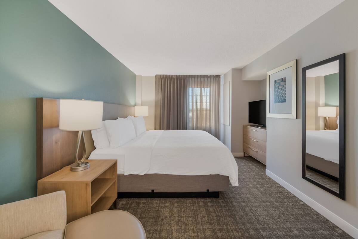 suite, 1 bedroom, kitchen | desk, soundproofing, iron/ironing board, free cots/infant beds