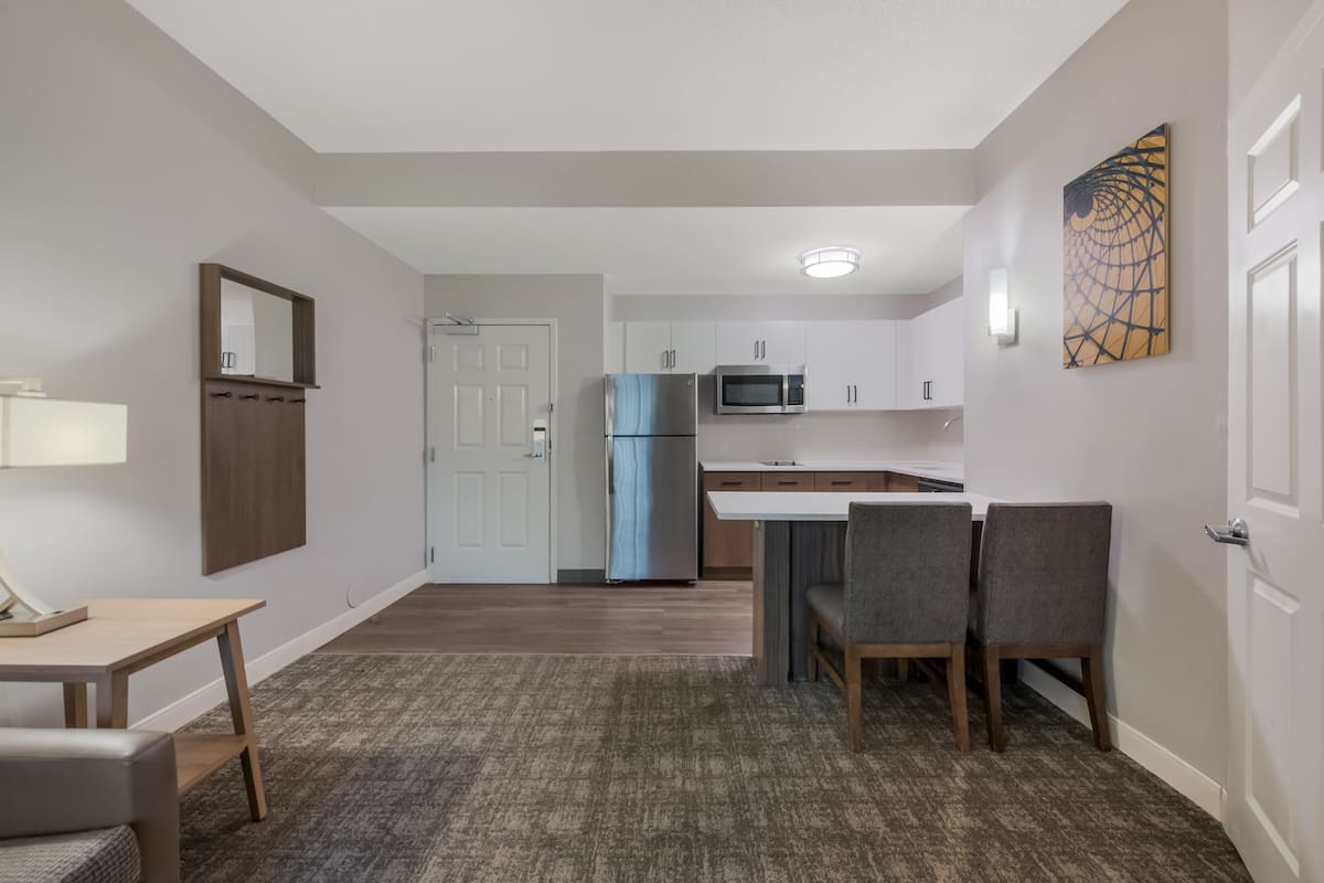 1 Schlafzimmer, Schreibtisch, schallisolierte Zimmer