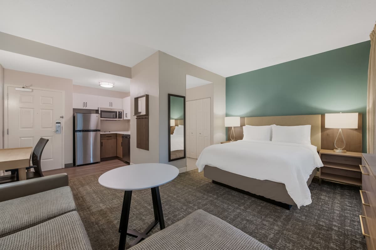 1 Schlafzimmer, Schreibtisch, schallisolierte Zimmer