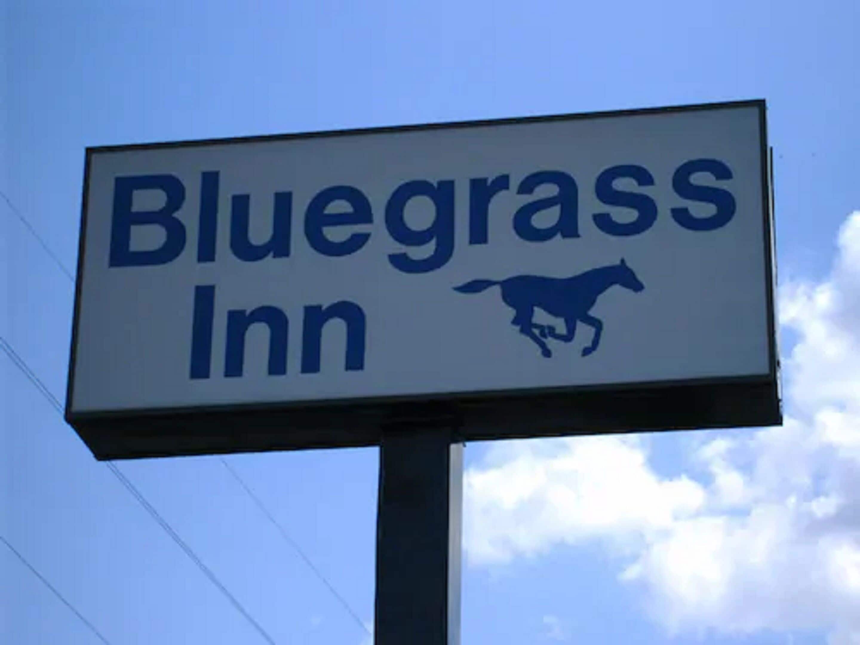 Naamplaatje voor Bluegrass Inn met een silhouet van een paard.