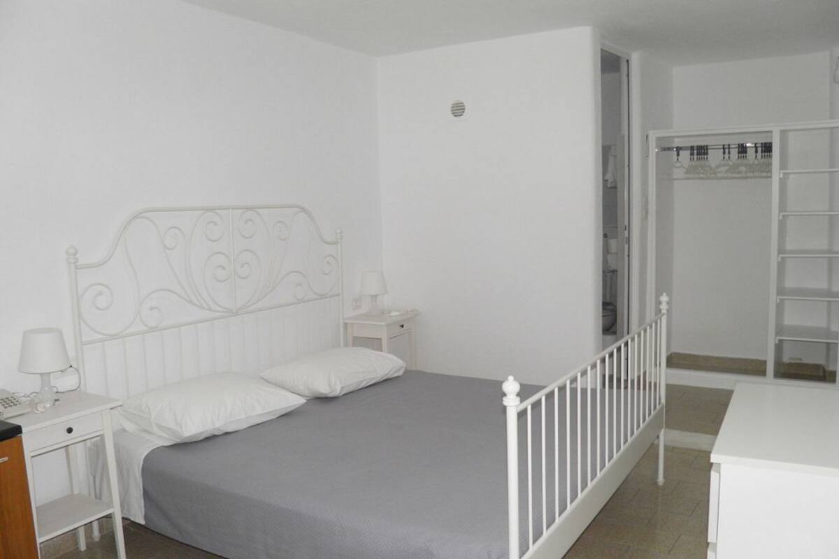Economy Room, 1 Double or 2 Twin Beds (No Balcony) | In-room safe, WiFi (free), bed sheets