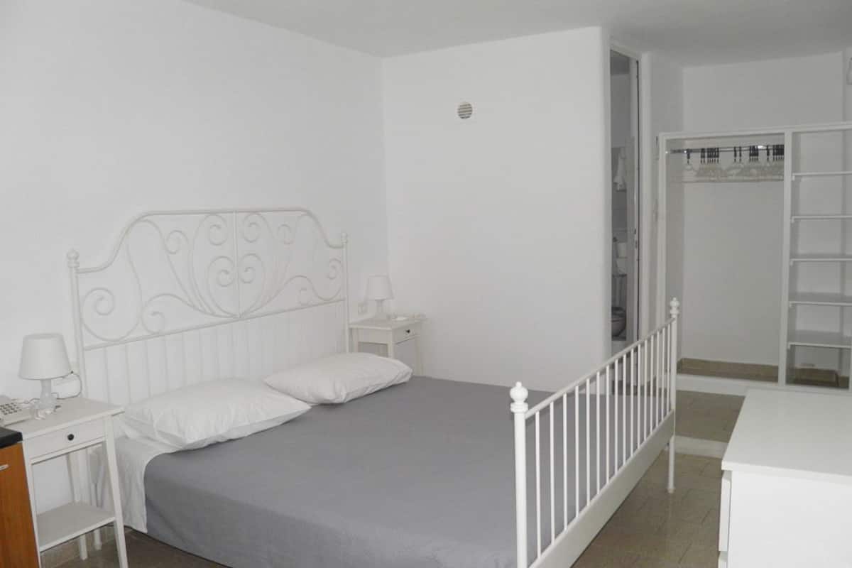 Economy Room, 1 Double or 2 Twin Beds (No Balcony) | In-room safe, free WiFi, bed sheets