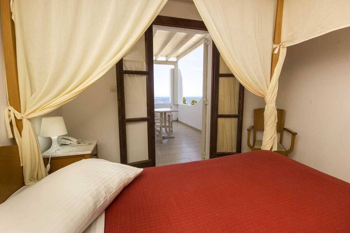 In-room safe, WiFi (free), bed sheets