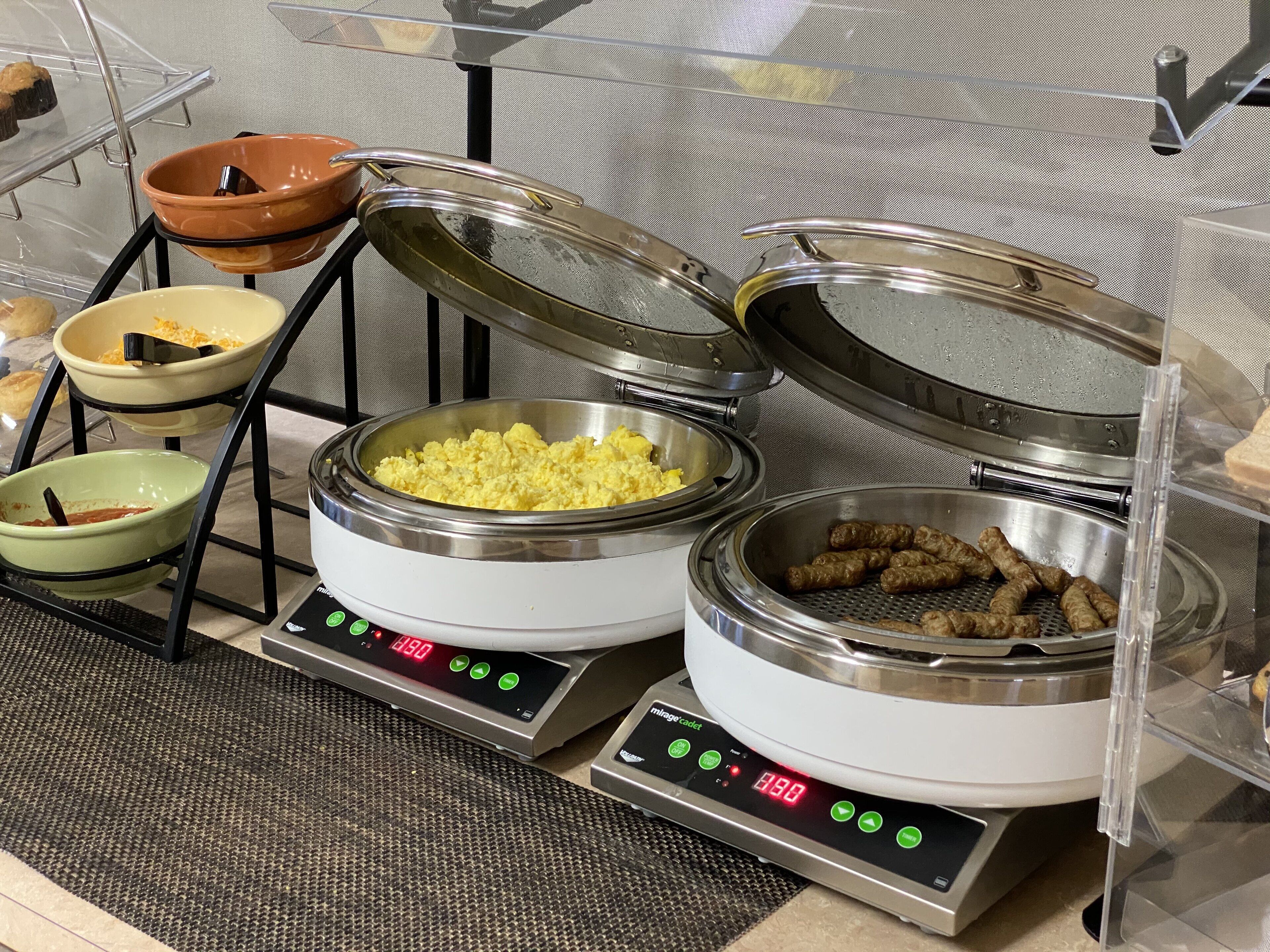 Montaje de bufé con diferentes alimentos en recipientes y una balanza.