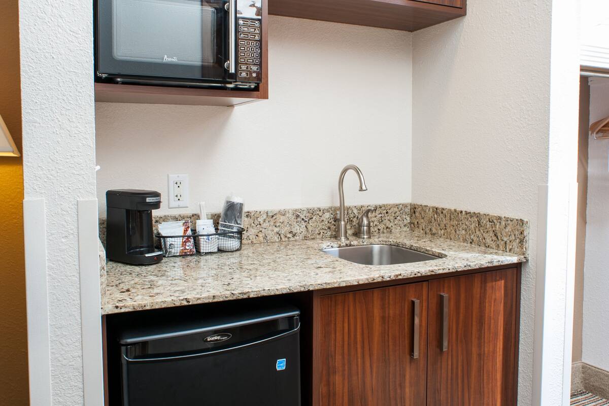 1 bedroom, premium bedding, pillow-top beds, desk