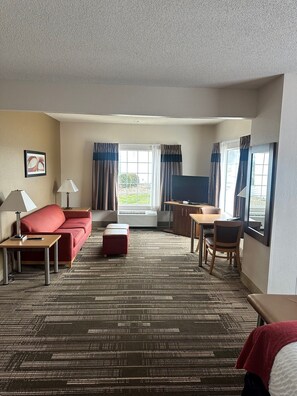 35-inch flat-screen TV with cable channels, TV - Northfield Inn, Suites & Conference Center (Springfield)