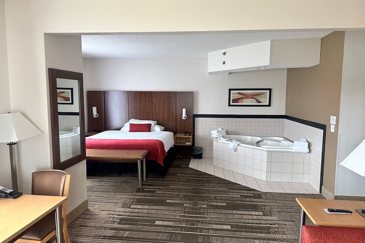 deluxe room, 1 king bed, jetted tub | 1 bedroom, premium bedding, pillow-top beds, desk