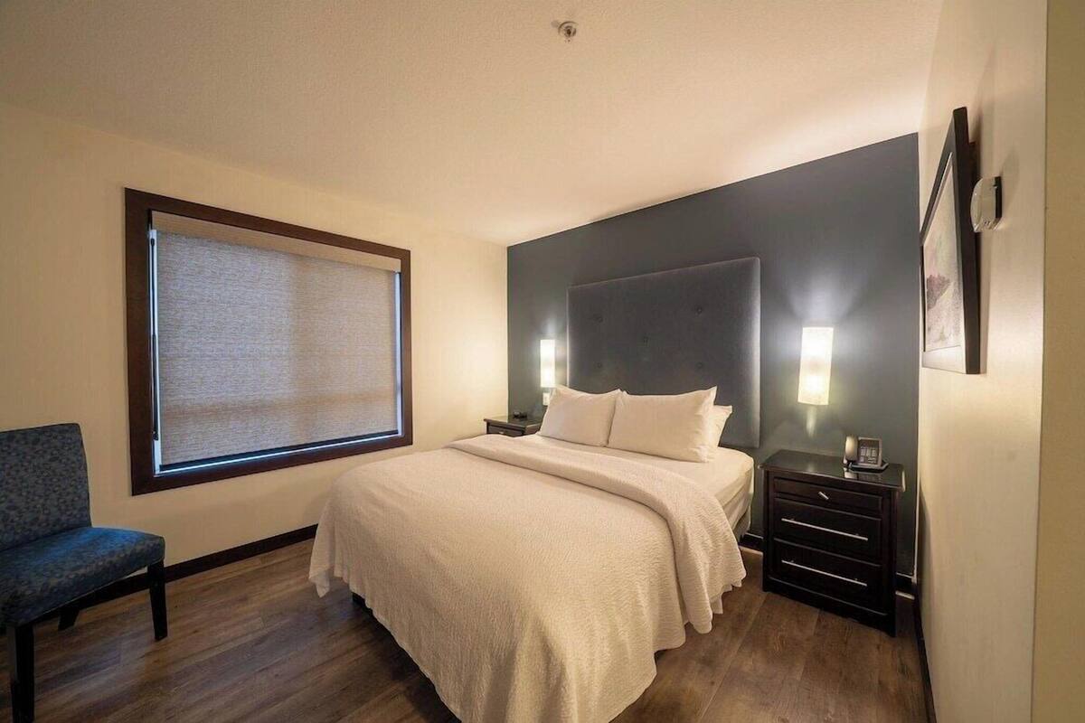Iron/ironing board, cribs (surcharge), WiFi (free), bed sheets