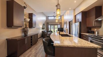 Tabla de planchar con plancha, cunas, wifi gratis y ropa de cama