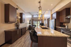 Iron/ironing board, cribs/infant beds, free WiFi, bed sheets - Sunrise Ridge Waterfront Resort (Parksville)