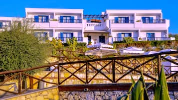 Family Room, Partial Sea View | Property grounds