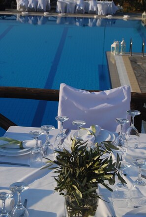 Se sirven desayunos y cocina griega (con vistas a la piscina) 