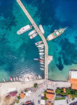 Private beach, sun-loungers, beach umbrellas, beach towels - Agionissi Resort Hotel (Aristotelis)