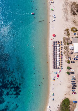 Privatstrand, Liegestühle, Sonnenschirme, Strandtücher
