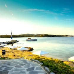 Bãi biển riêng, ghế dài tắm nắng, dù trên bãi biển, khăn tắm biển