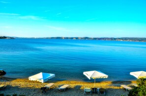 Playa privada, tumbonas, sombrillas y toallas de playa