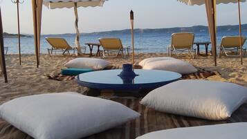 Privat strand, solstolar, parasoller och strandhanddukar