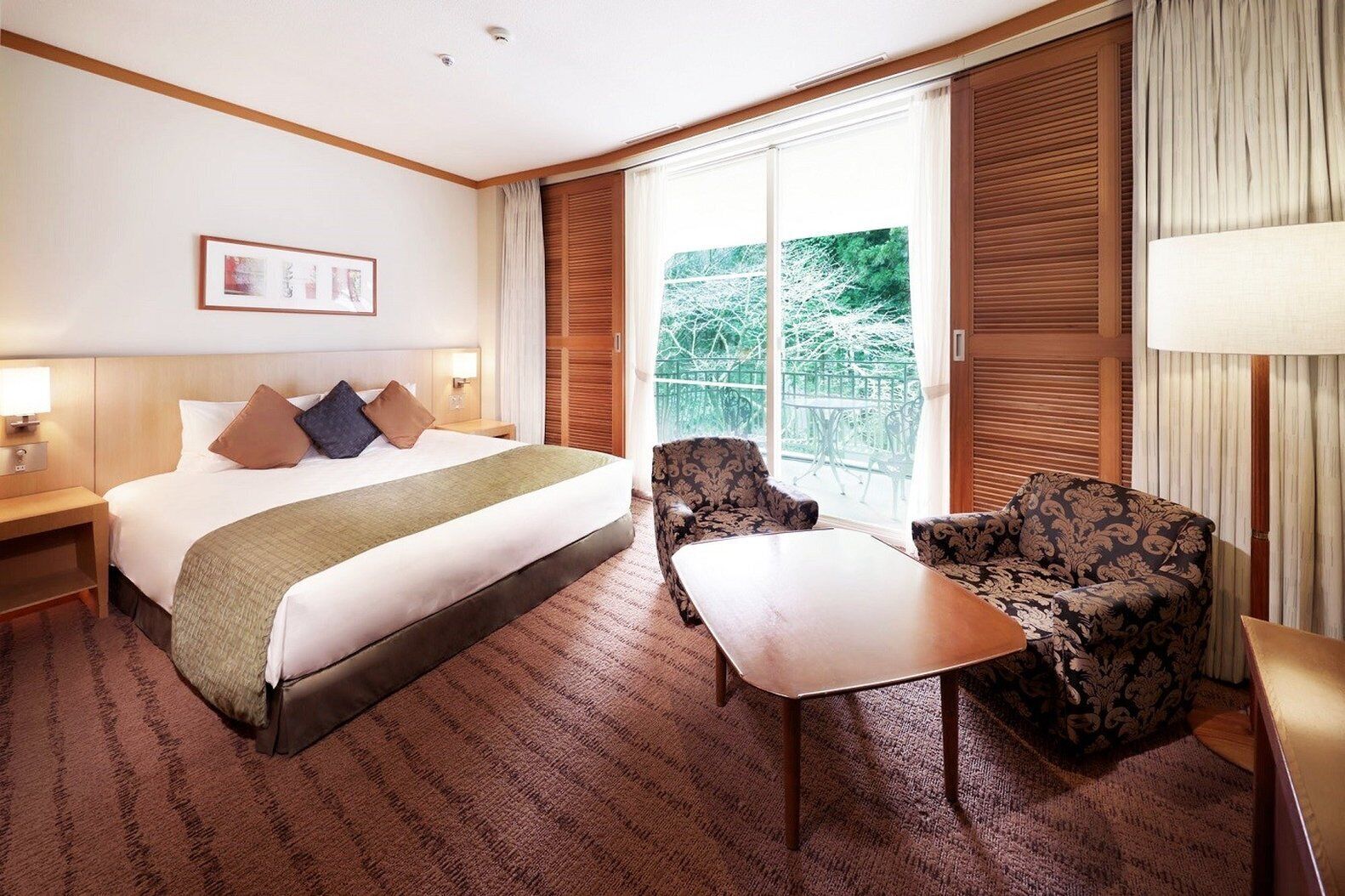 ตู้นิรภัยในห้องพัก, โต๊ะทำงาน, พื้นที่ทำงานแบบใช้แล็ปท็อป, ผ้าม่านกันแสง