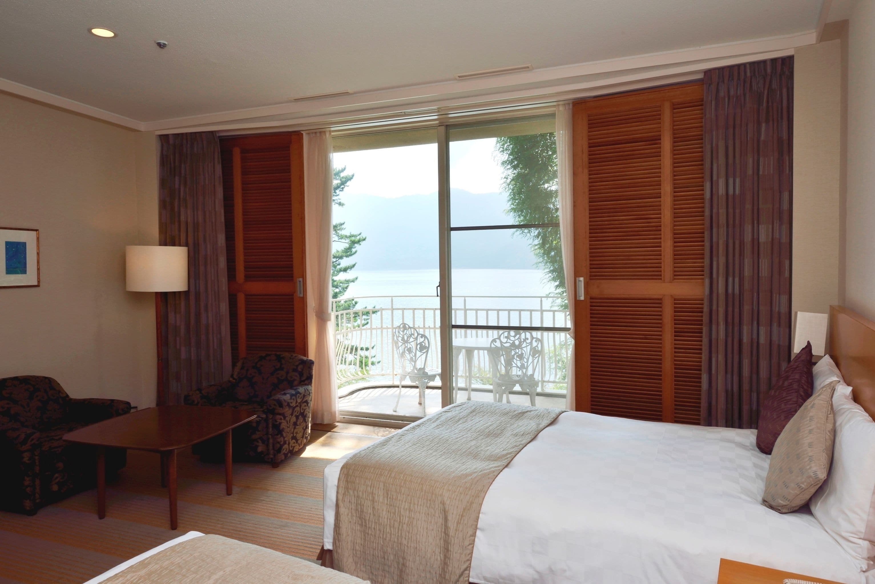 트윈룸, 흡연, 호수 전망 | 객실 내 금고, 책상, 노트북 작업 공간, 암막 커튼