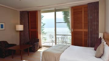 Twin Room, Smoking, Lake View | In-room safe, desk, laptop workspace, blackout drapes