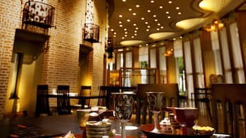 3 restaurants, breakfast served