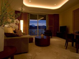 Suite Room, Non Smoking | In-room safe, desk, laptop workspace, blackout drapes