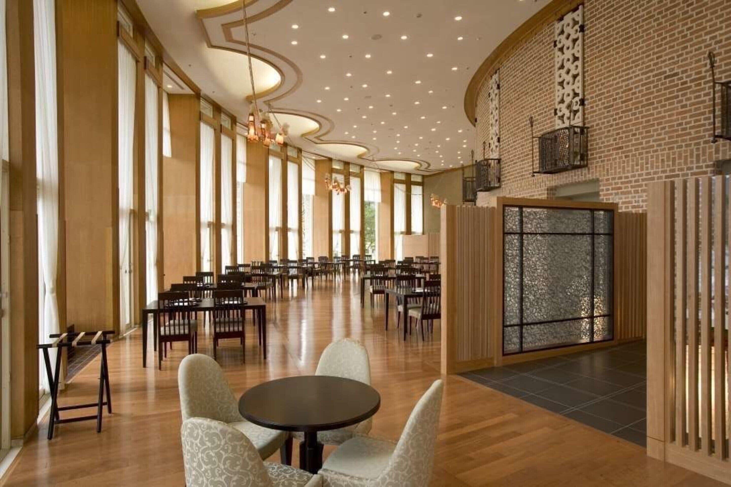 3 restaurants, breakfast served