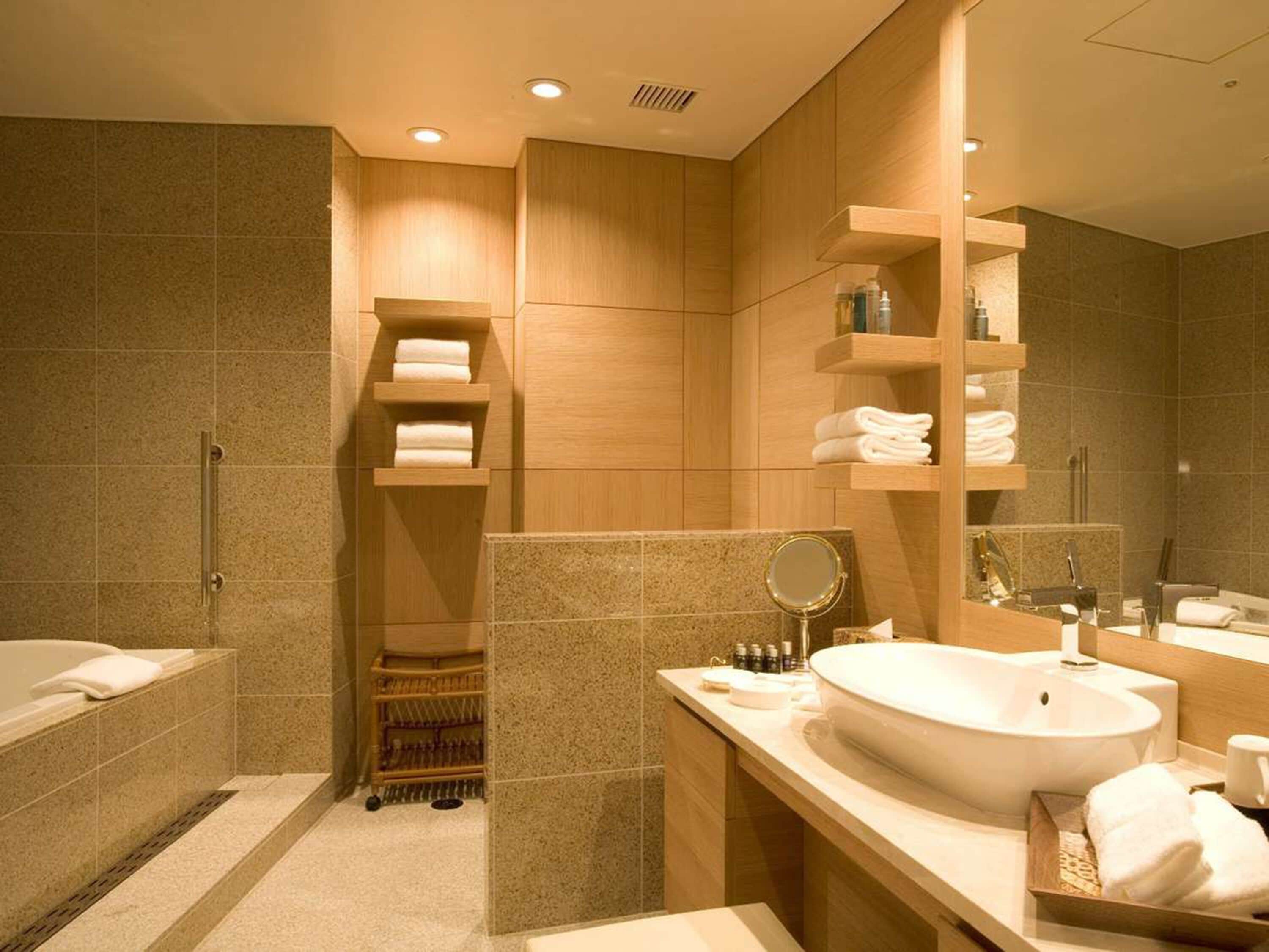 suite room, non smoking | bathroom | free toiletries, hair dryer, slippers, bidet