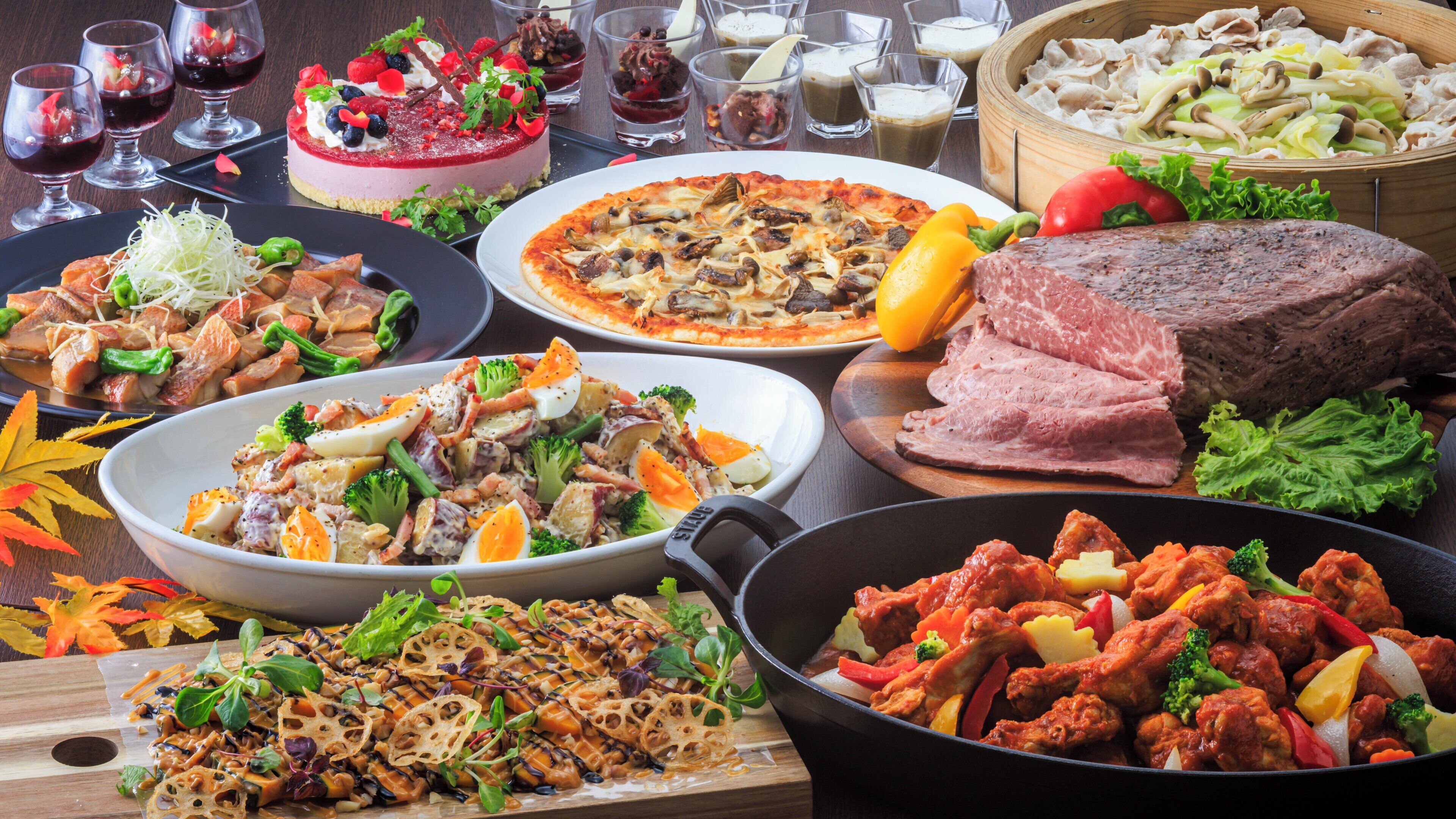 Variedad de platos, incluyendo pizza, filete y ensalada.