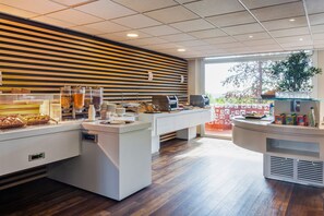 Petit déjeuner buffet (9 EUR par personne)