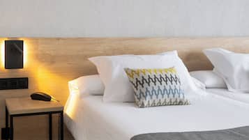 Escritorio, espacio para trabajar con laptop y wifi gratis