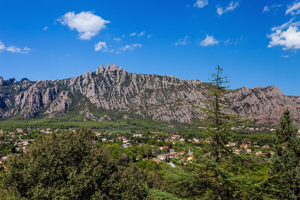 Paisagem montanhosa com uma cidade em primeiro plano.