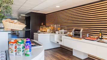 Petit déjeuner buffet (9 EUR par personne)