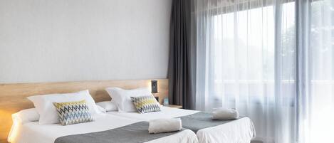 Bureau, espace de travail pour ordinateur portable, Wi-Fi gratuit