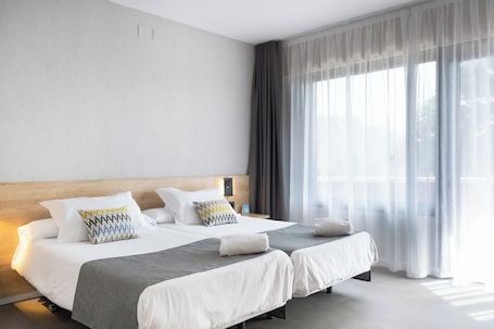 Desk, laptop workspace, free WiFi. Checkin Montserrat