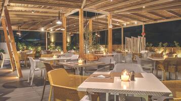 3 restaurants; breakfast, lunch, and dinner served
