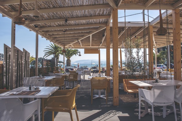 3 restaurants; breakfast, lunch, and dinner served