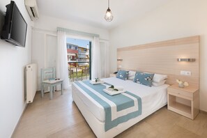 Brankas, tirai kedap cahaya, dan setrika/meja setrika