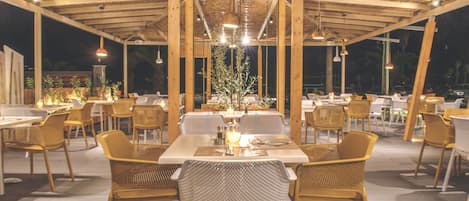 3 restaurants, spécialités Cuisine internationale