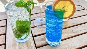 Bar tepi kolam renang
