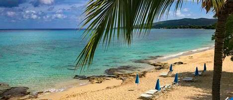 Plage, chaises longues, parasols, serviettes de plage